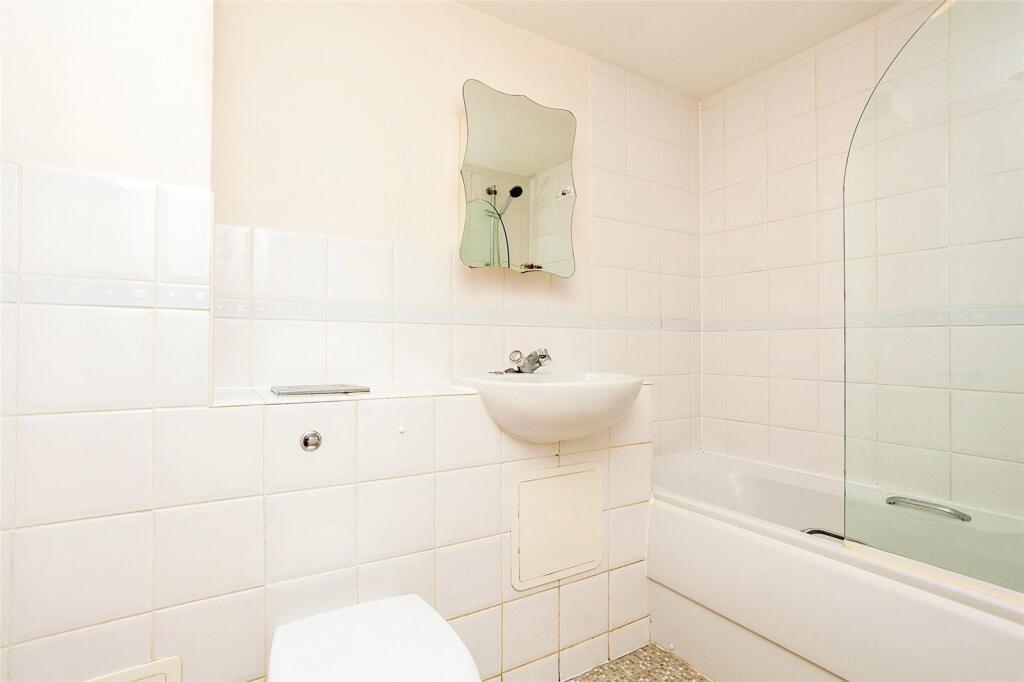 Apartment in Crawley, West Sussex - More