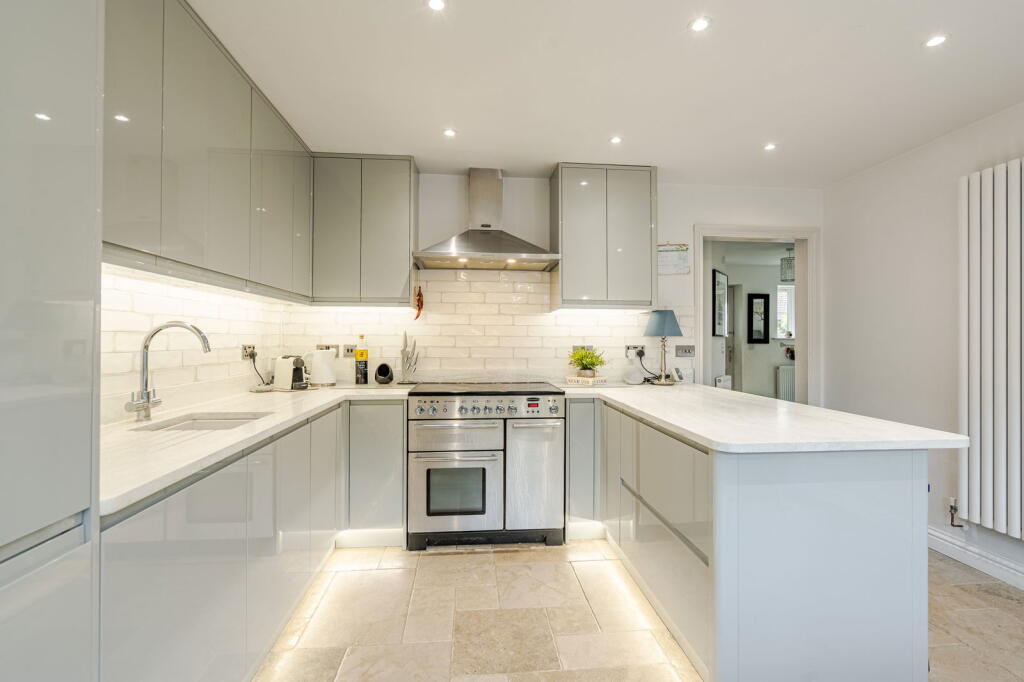 House in Nettleton, Burton - More