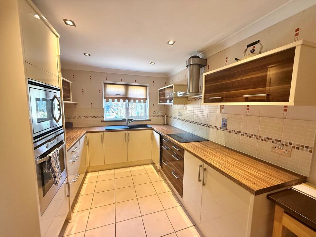 House in Binfield, Bracknell Forest - View 3