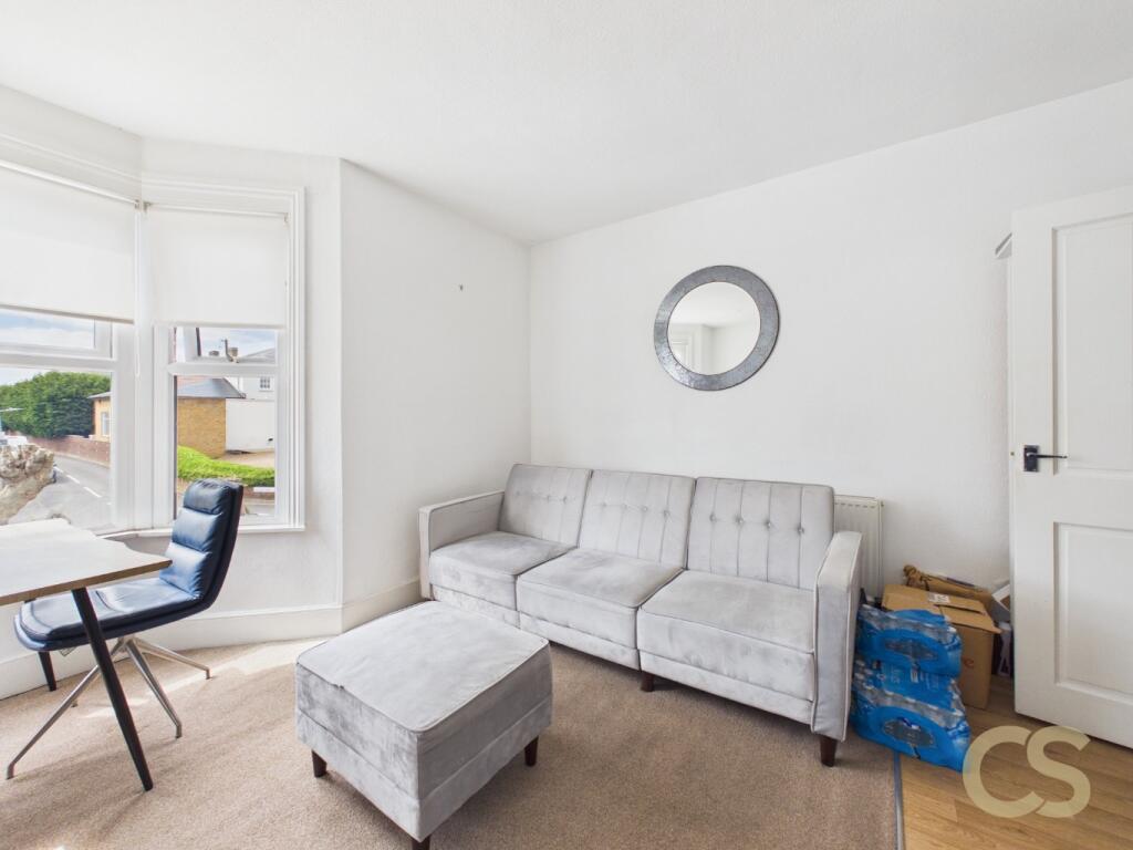 Apartment in Broxbourne, Hertfordshire - View 4