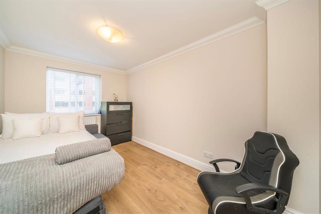 Apartment in Kingston upon Thames - More