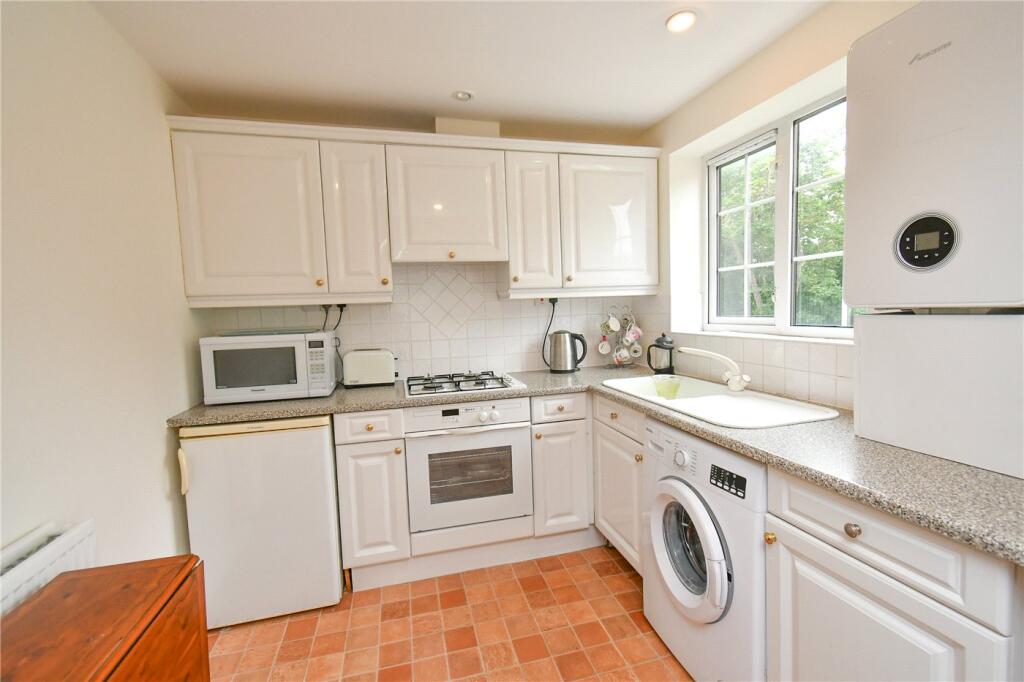 Apartment in West Kirby, Grange - View 3