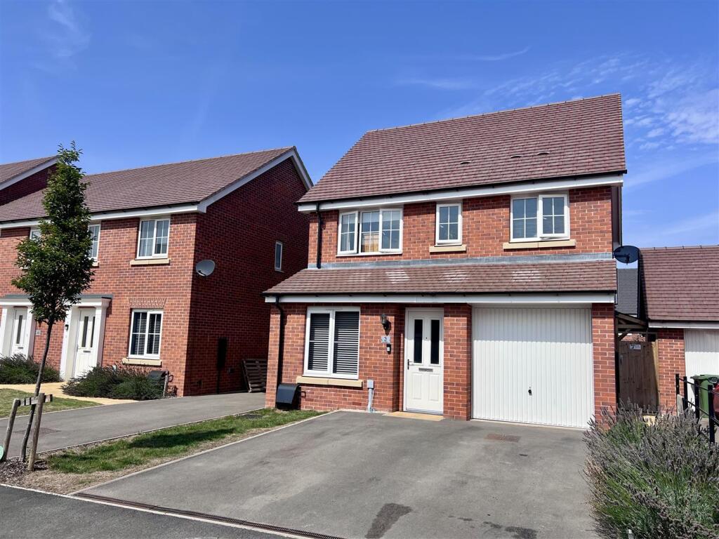 3-bed detached on Pear Place, Stratford upon Avon, £385,000