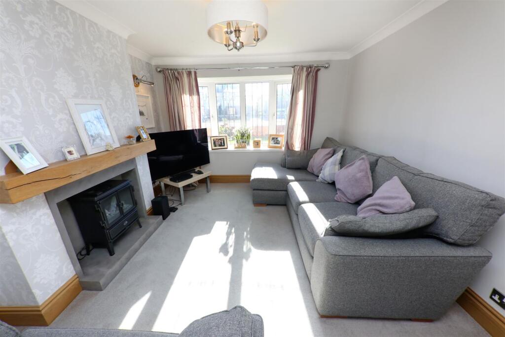 House in Doncaster, Scawthorpe - More