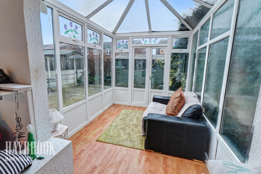 Doles Crescent, Royston photo 4