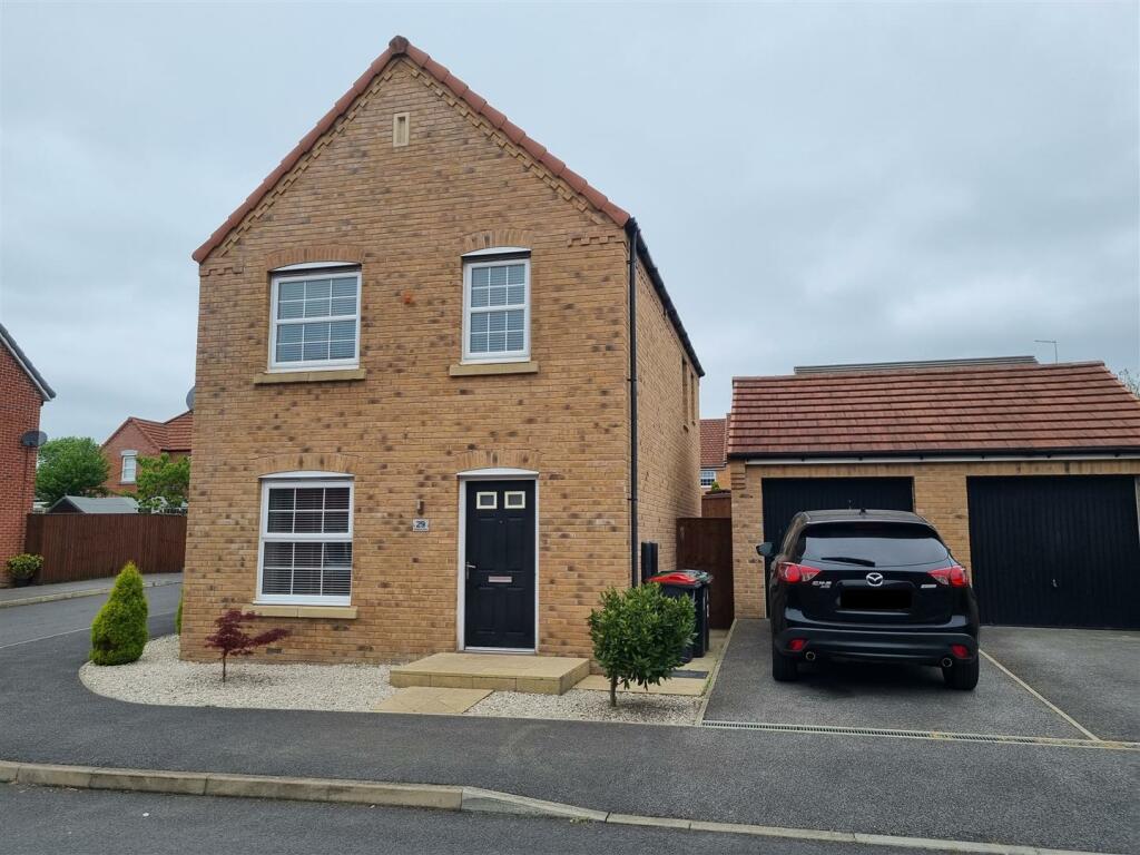 3-bed detached on Parkland View, Huthwaite, Sutton-In-Ashfield, £235,000