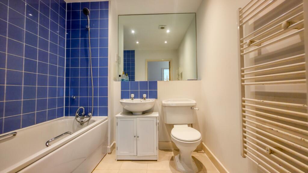 Apartment in London, Thamesmead - More