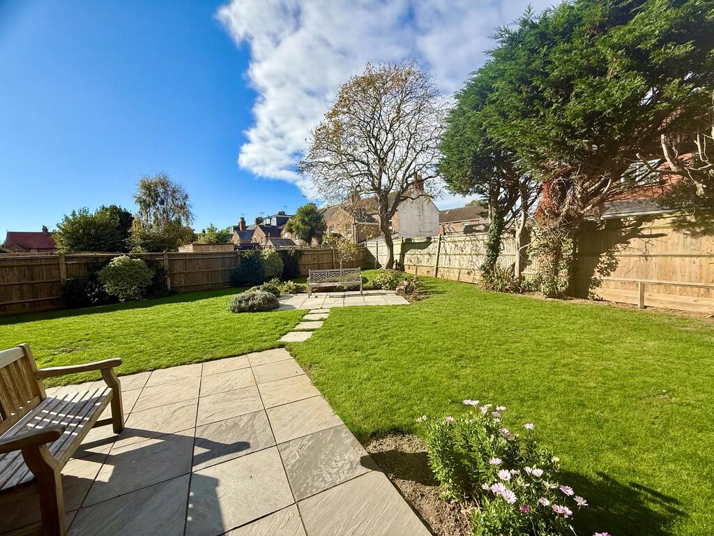 Woodlands Avenue, Rustington photo 3