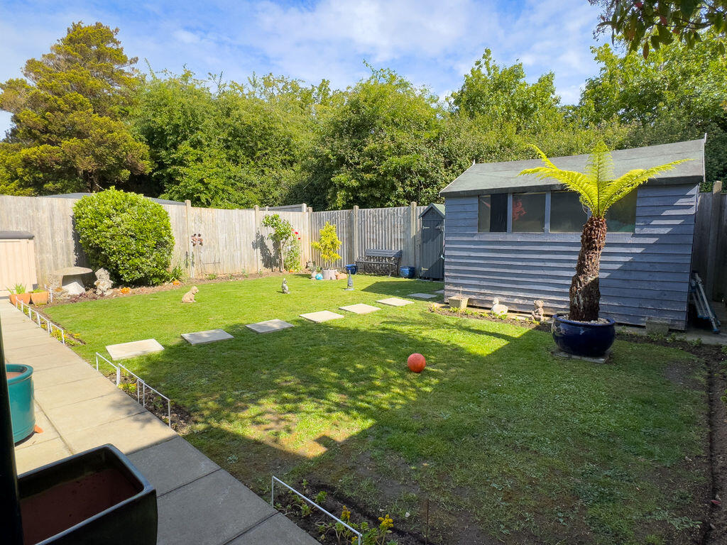 Roundle Avenue, Felpham photo 4