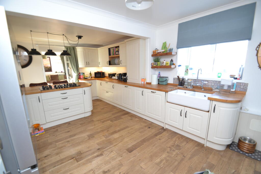Arnold Road, Binstead, Isle Of Wight photo 4
