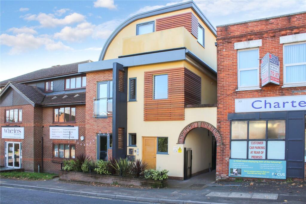 Main image of property: Reading Road South, Fleet, Hampshire, GU52