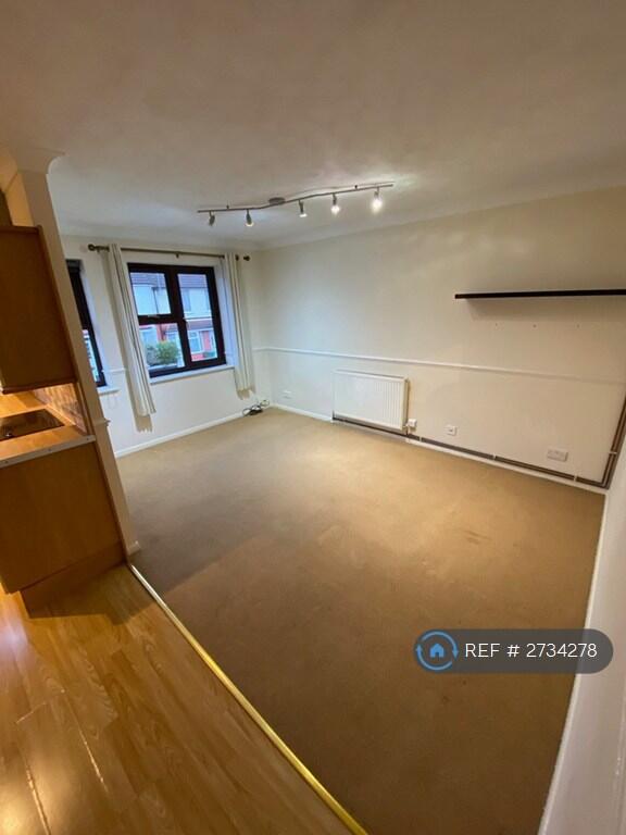 Apartment in Romford - View 3
