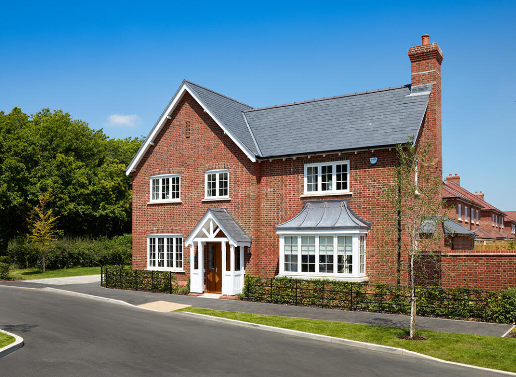 4-bed detached on Clayhill Road,
Burghfield Common,
RG7 3NZ, £749,950