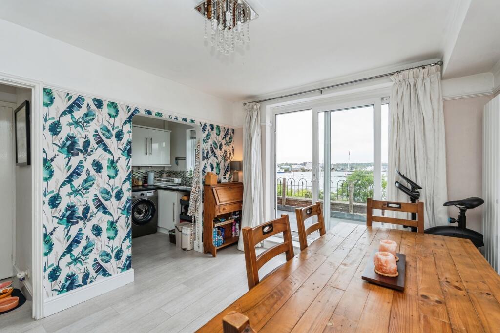 House in Southampton - More