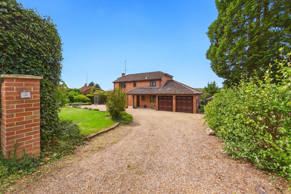 4-bed detached on Purley Rise, Purley on Thames, Reading, Berkshire, RG8, £850,000