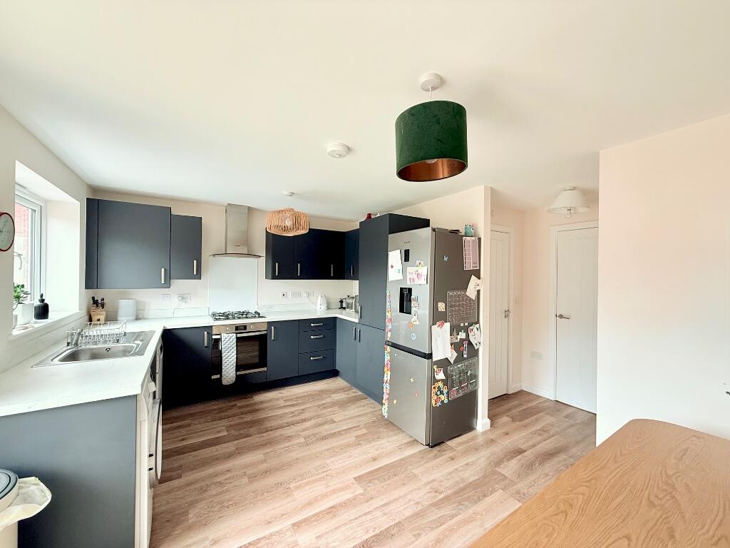 Hewlands Crescent, Stratford-Upon-Avon, Warwickshire, CV37 photo 5