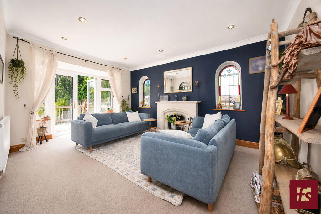 House in Crowthorne, Wokingham - View 2
