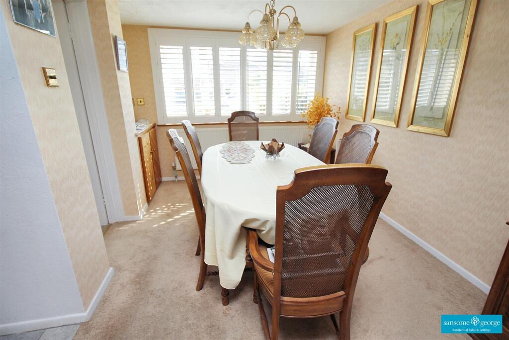 White Lodge Close, Tilehurst, Reading – další