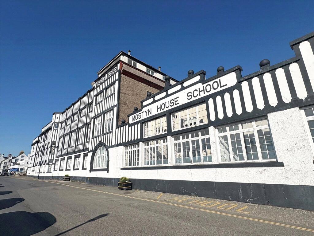 2-bed flat on Grenfell Park, Parkgate, Neston, Cheshire, CH64, £280,000