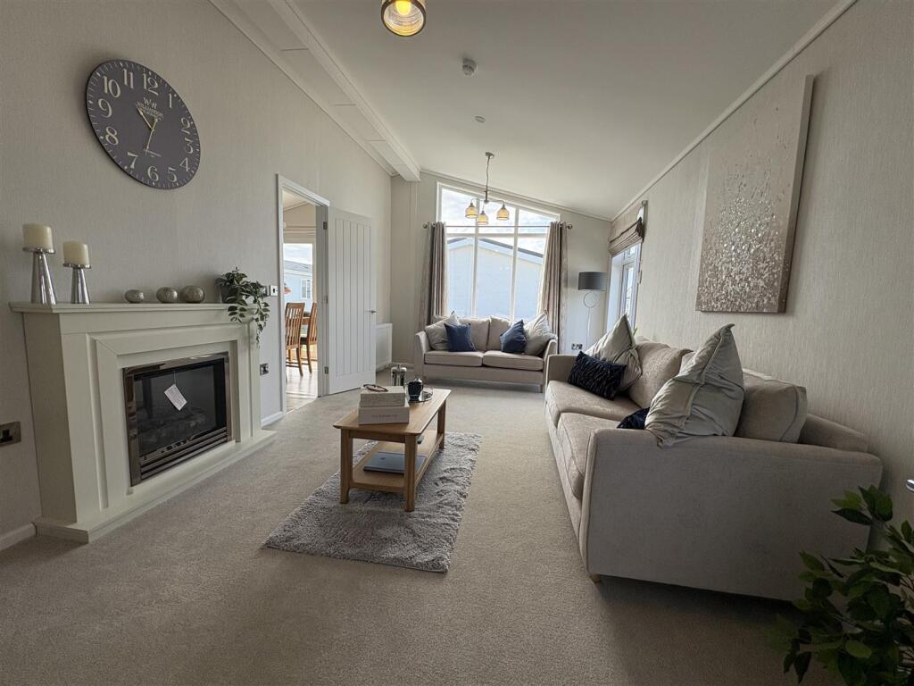 Thorney Bay Road, Sandy Bay, Canvey Island photo 2
