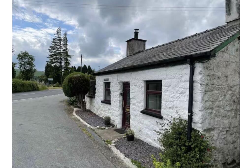 Main image of property: Hyfryd, Llanuwchllyn, LL23
