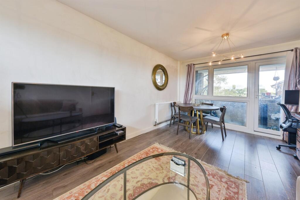 Apartment in Welwyn Hatfield, Hertfordshire - More