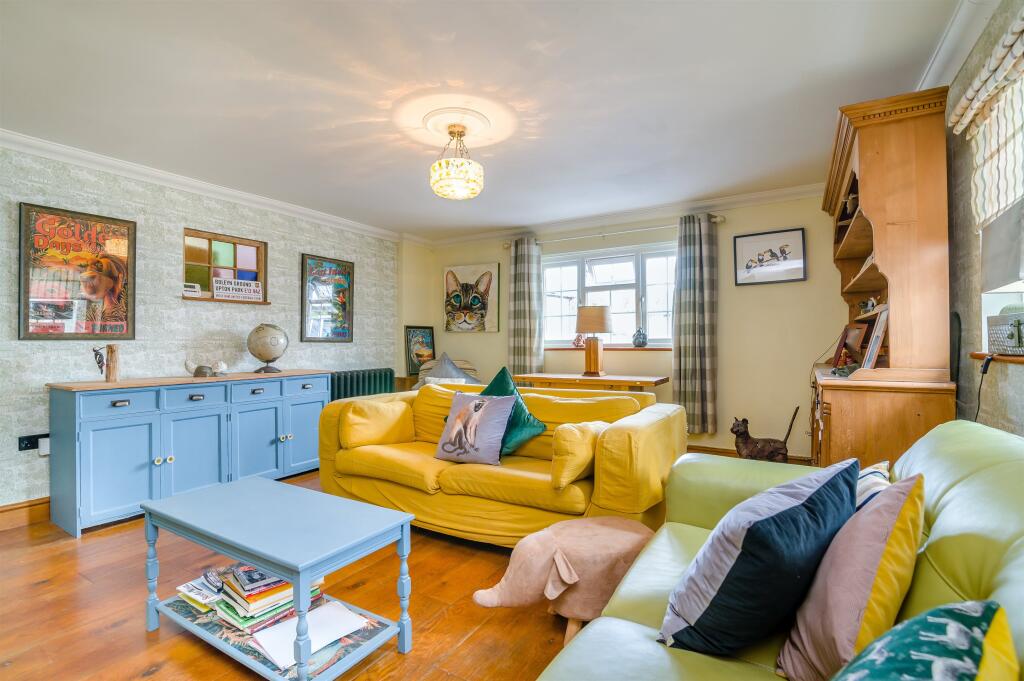 House in Newport - More