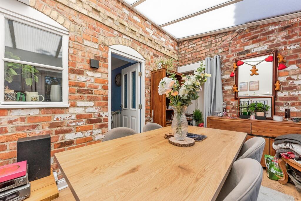 House in South Kesteven, Caythorpe - More