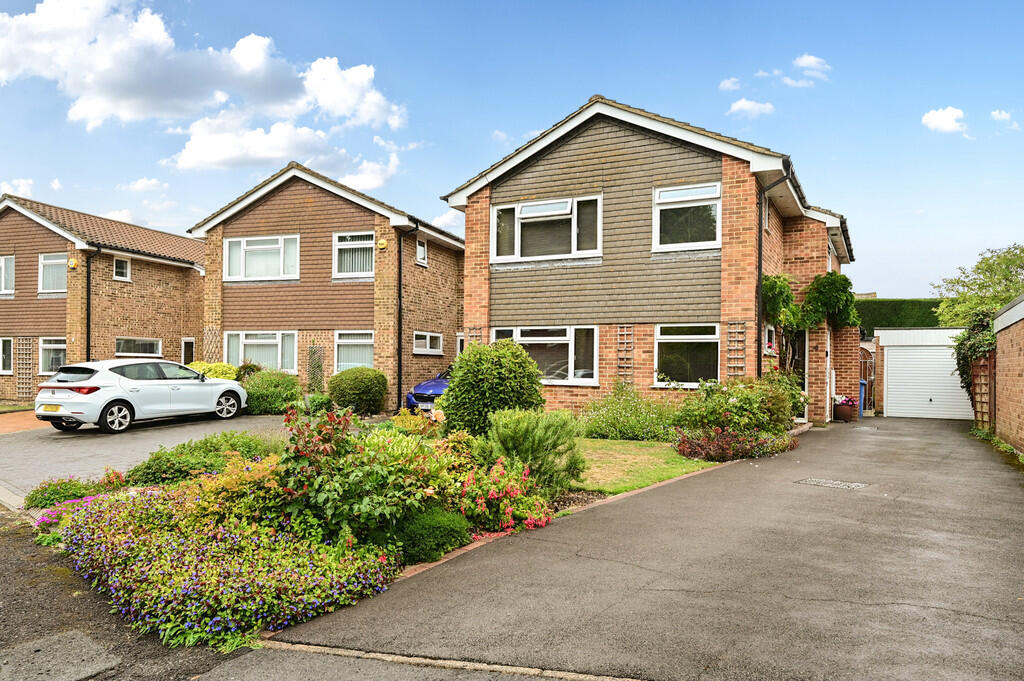 4 bedroom detached house for sale in Woodville Close, Blackwater, GU17