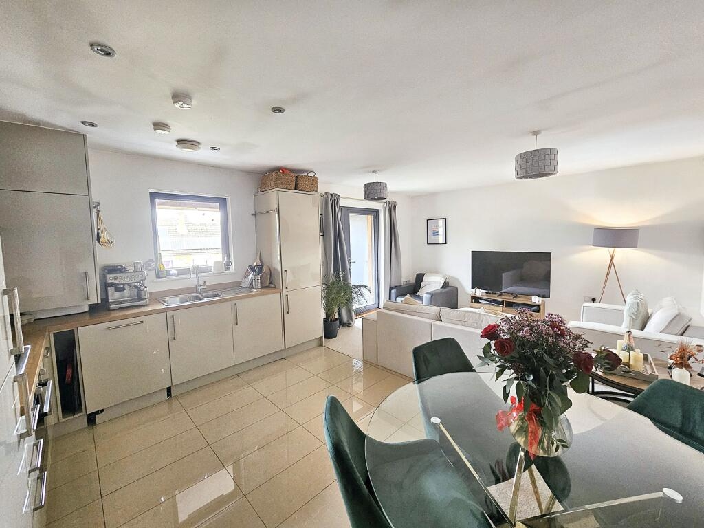 Apartment in Tunbridge Wells, Kent - View 2