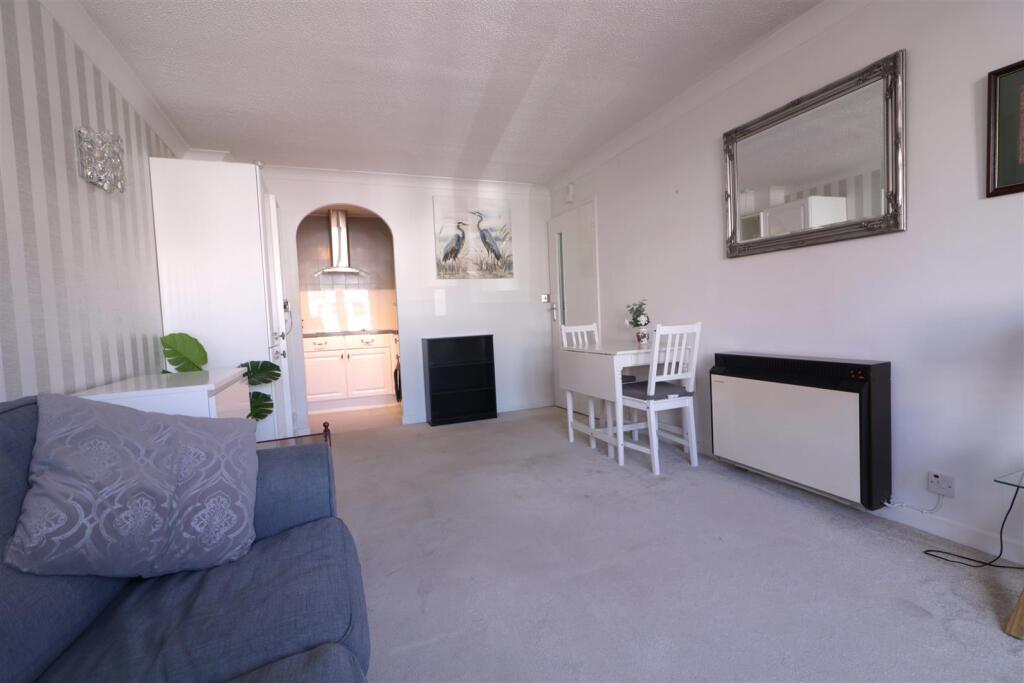 Apartment in Southend-on-Sea - View 2