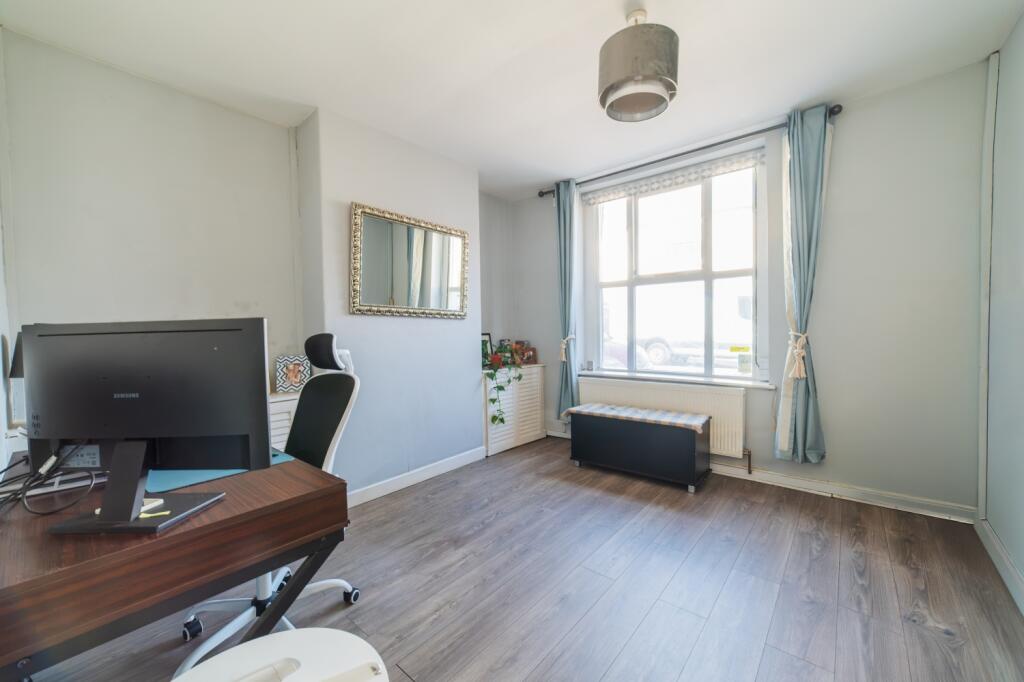 Apartment in Cardiff, Adamsdown - View 4
