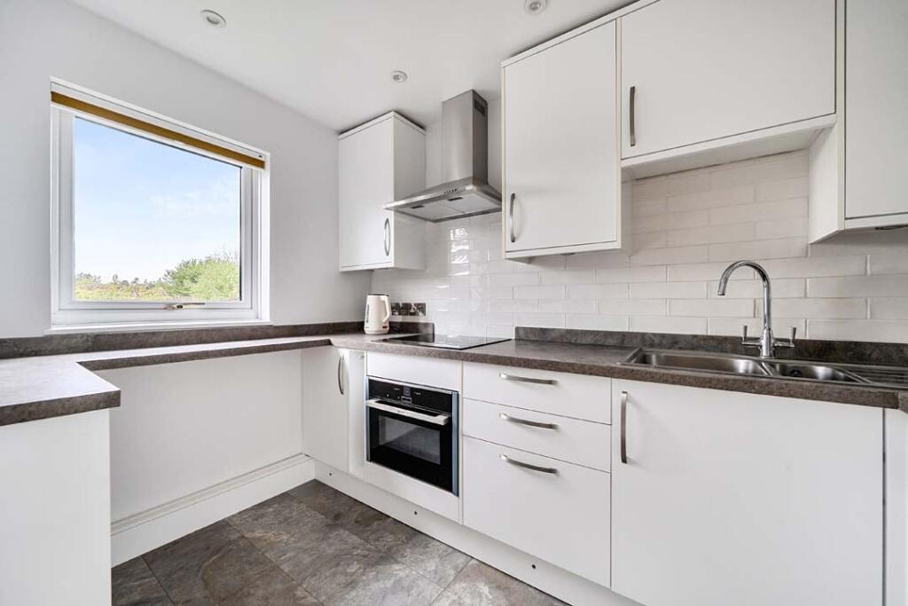 Day Court, Elmbridge Village, Cranleigh, GU6 photo 2