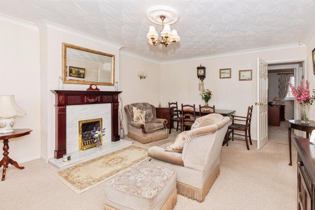 Lynwood Drive, BARNSLEY photo 3