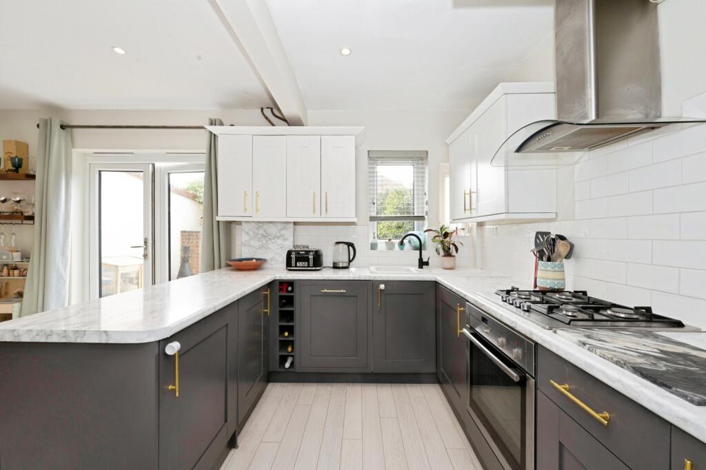 House in London, Royal Borough of Kingston upon Thames - View 2