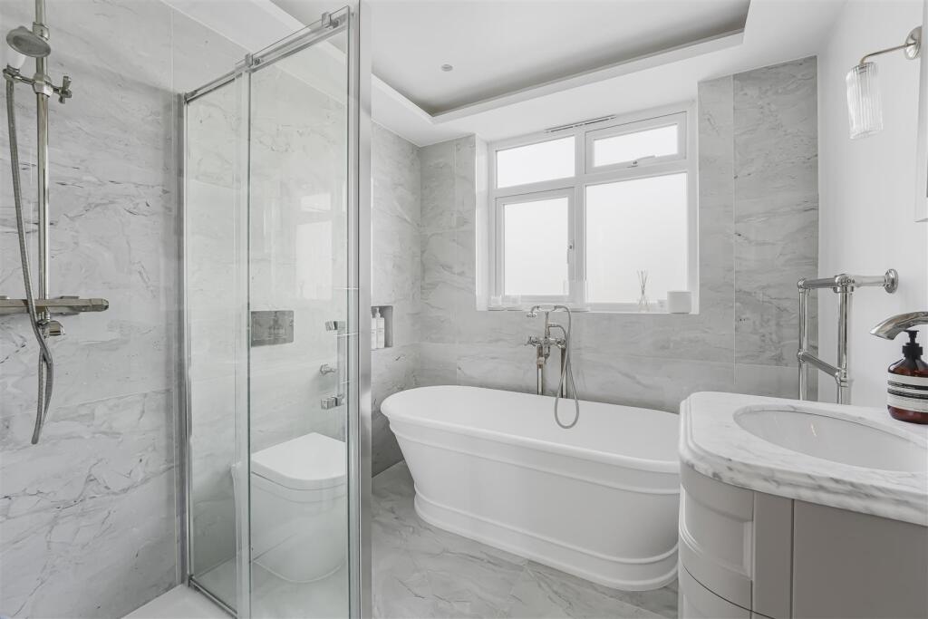 Meadow Close, Raynes Park photo 4