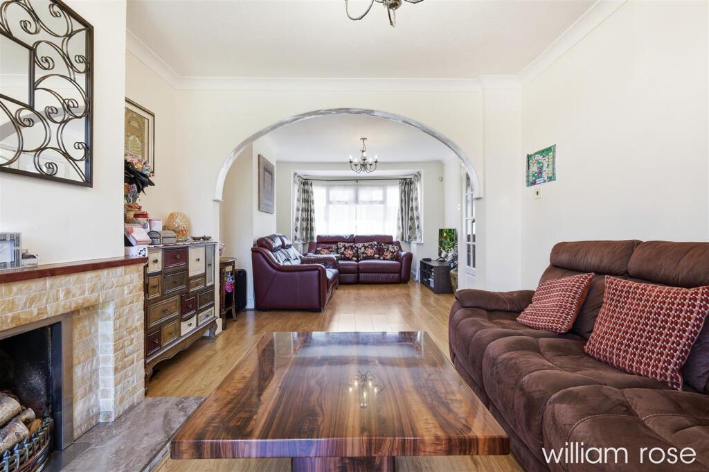 House in London, Woodford Bridge - More