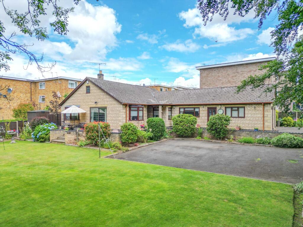 Main image of property: Simon Close, Nuneaton, CV11