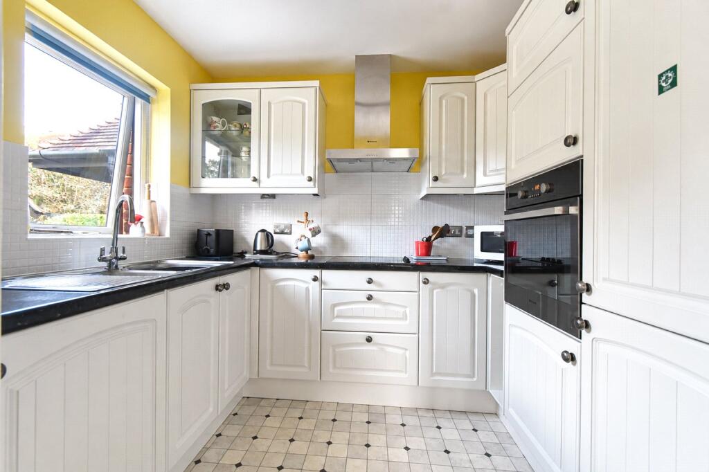 Apartment in Hart, Odiham - View 3