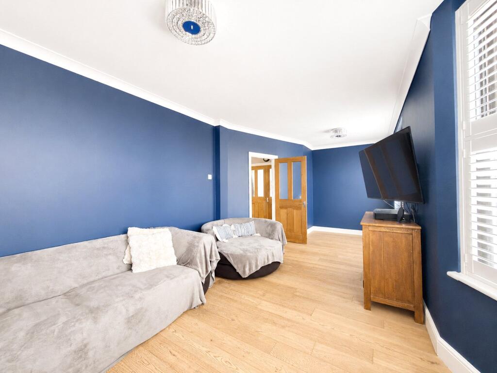 House in Dartford - More