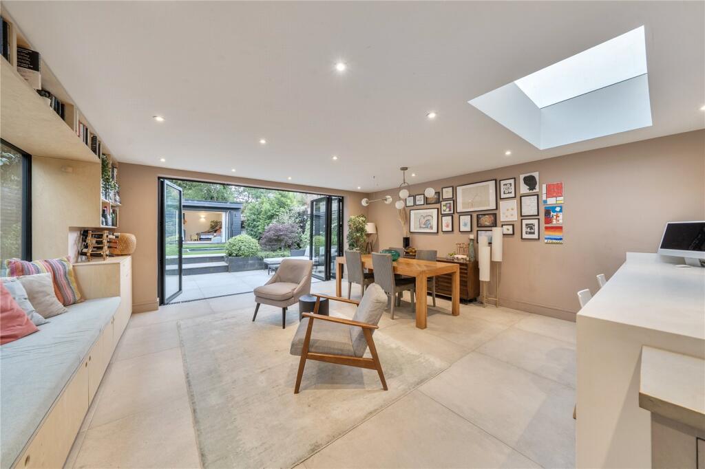House in London, Colney Hatch - More