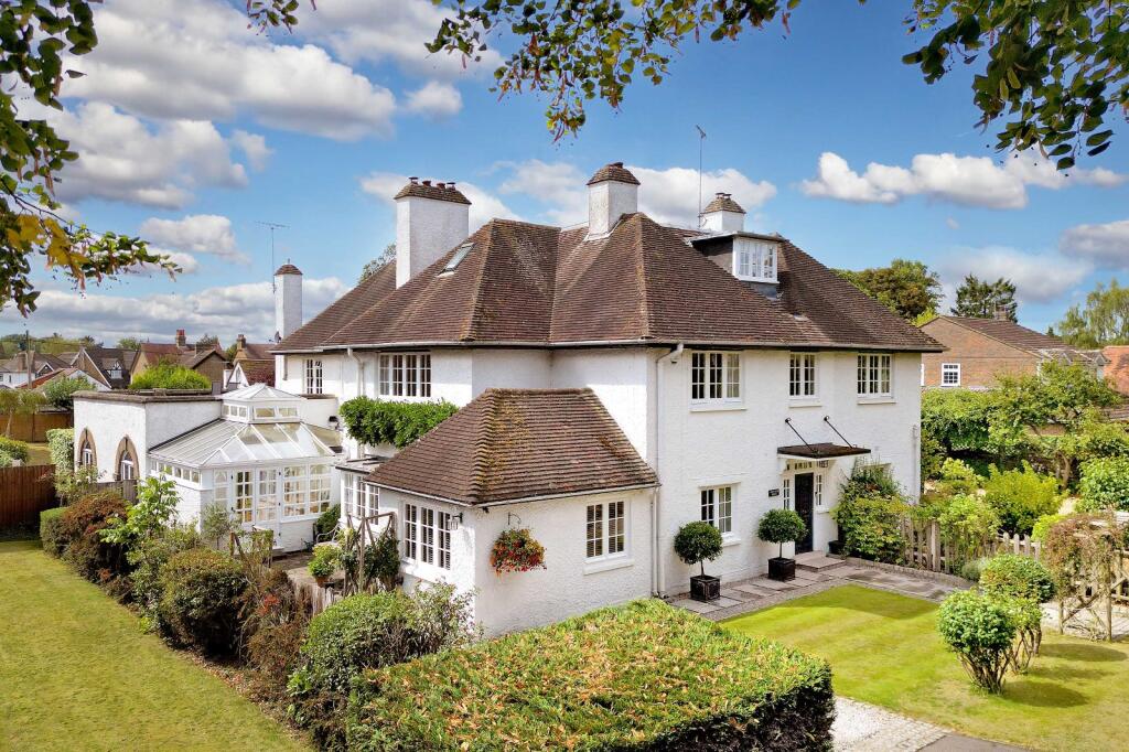 Main image of property: Links Road, Flackwell Heath, Buckinghamshire, HP10