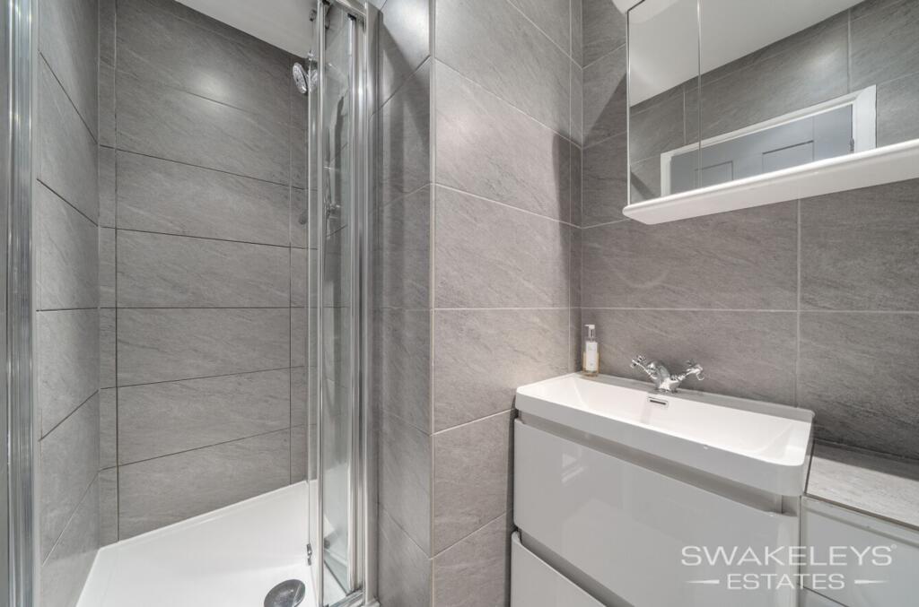 Standale Grove, Ruislip, HA4 photo 4