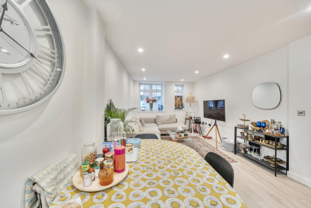 Main image of property: Cornwall Avenue, London, N3