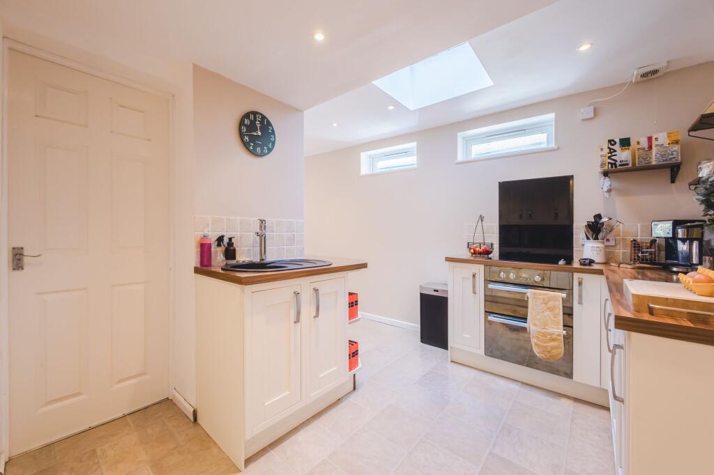 Woodland View, Swindon, SN4 photo 3