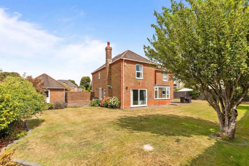 The Oaks, Rustington, BN16 photo 2