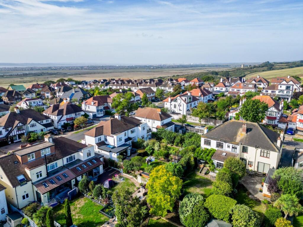 House in Southend-on-Sea, Leigh-on-Sea - More