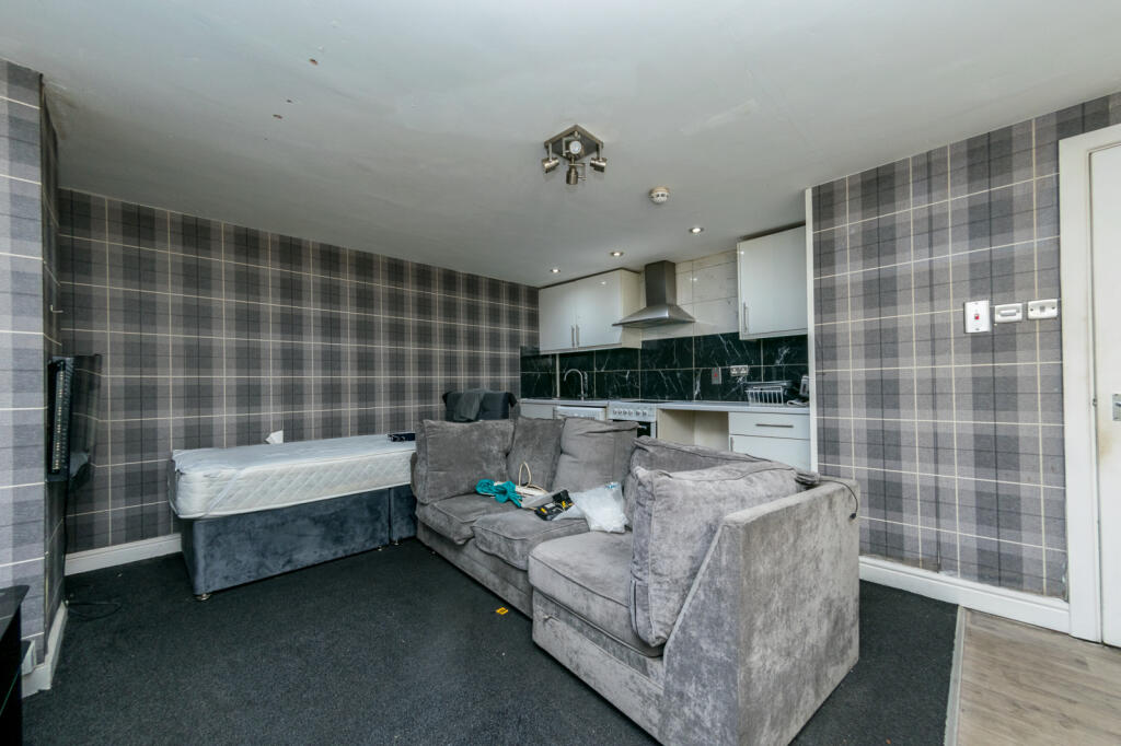 Main image of property: BASEMENT FLAT 238 DEWSBURY ROAD BEESTON LEEDS LS11 6ER