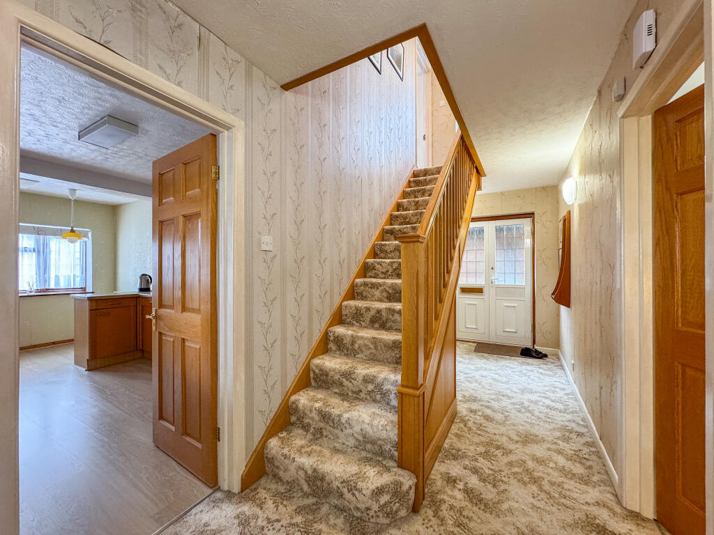 Park Avenue, Upminster, Cranham, RM14 photo 3