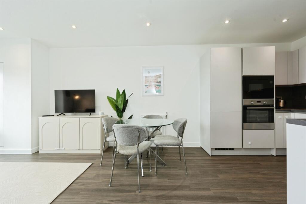 Apartment in Watford - View 5
